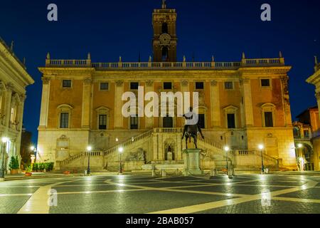 Piazza del Campidoglio, oben auf dem Kapitolinischen Hügel, mit der Fassade des Palazzo Senatorio und der Nachbildung des Reiterstandbildes von M. Aurelius Stockfoto