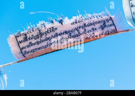 Zerrissene traditionelle buddhistische Gebetflaggen, die an einem windigen Colorado-Tag fliegen Stockfoto