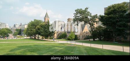 Fußweg und Rasen vor der University of Wisconsin-Madison School of Music, Madison, Dane County, Wisconsin, USA Stockfoto