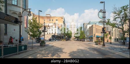 State Street mit Wisconsin State Capitol im Hintergrund, Madison, Dane County, Wisconsin, USA Stockfoto