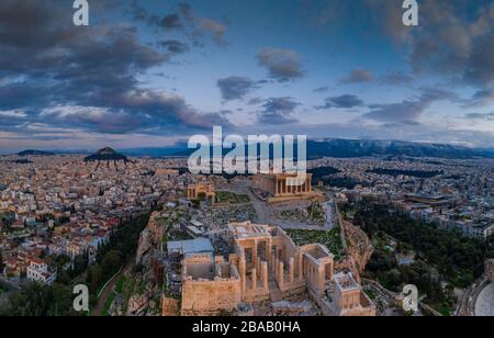 Luftbild der Akropolis von Athen, Athena-Tempel Nike, Parthenon, Hekatompedon-Tempel, Heiligtum des Zeus Polieus, Odeon des Herodes Atticus Stockfoto