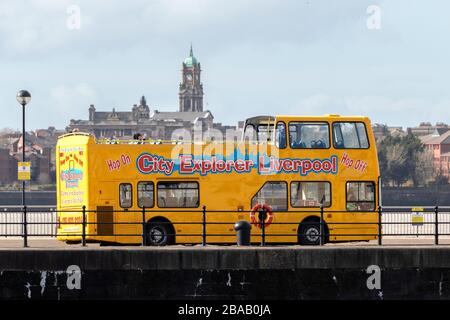 Niedrige Passagierzahlen im City Explorer Sightseeing-Bus, Kings Parade, Liverpool. Hintergrund der Skyline von Birkenhead. Stockfoto