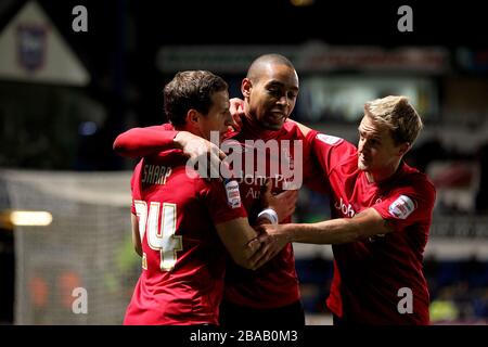 Dexter Blackstock (Mitte) von Nottingham Forest feiert mit den Teamkollegen Billy Sharp (links) und Jam Coppinger (rechts) die Punkteränge Stockfoto