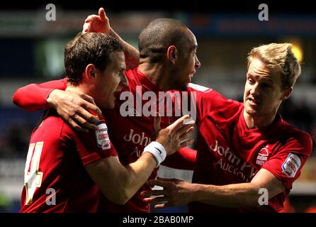 Dexter Blackstock (Mitte) von Nottingham Forest feiert mit den Teamkollegen Billy Sharp (links) und Jam Coppinger (rechts) die Punkteränge Stockfoto