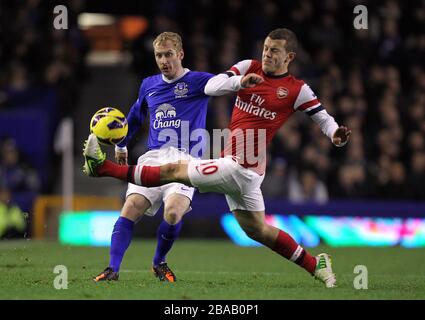 Arsenals Jack Wilshere (rechts) und Evertons Tony Hibbert kämpfen um den Ball Stockfoto