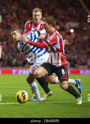 Craig Gardner von Sunderland und der Adel Taarabts von Queens Park Rangers kämpfen um den Ball Stockfoto