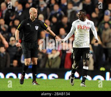 Fulhams Mahamadou Diarra (rechts) spricht mit Schiedsrichter Anthony Taylor (links), da er ersetzt wird Stockfoto