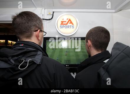 Everton-Fans spielen vor dem Anpfiff Computerspiele Stockfoto