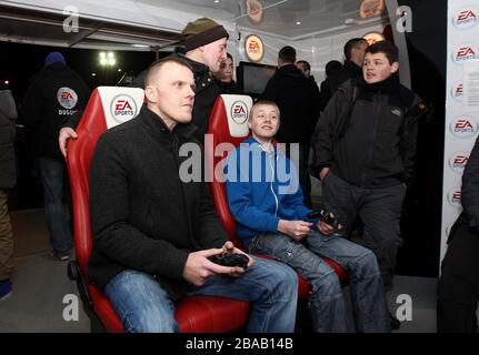 Everton-Fans spielen vor dem Anpfiff Computerspiele Stockfoto