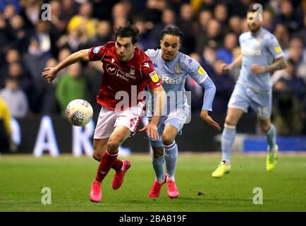 Die Helder Costa von Nottingham Forest kämpfen mit Juri Ribeiro (links) und Leeds United um den Ball Stockfoto