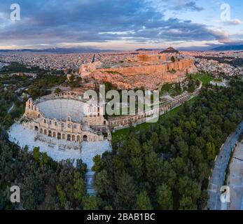 Luftbild der Akropolis von Athen, Athena-Tempel Nike, Parthenon, Hekatompedon-Tempel, Heiligtum des Zeus Polieus, Odeon des Herodes Atticus Stockfoto