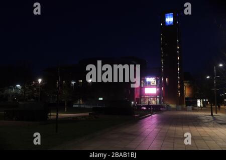 Das Turmrestaurant der Royal Shakespeare Company in Stratford-upon-Avon, London, wird in einer Geste des Dankes an die fleißigen NHS-Mitarbeiter, die versuchen, Coronavirus zu bekämpfen, blau angezündet. Am Donnerstag um 20 Uhr findet in ganz Großbritannien ein nationaler Jubel für die Helden des Gesundheitswesens statt, der von Türen, Fenstern und Balkons mit einem großen Applaus überallt wird. Stockfoto