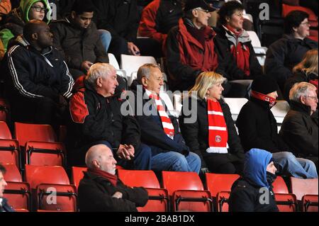 Die Fans von Charton Athletic auf den Tribünen im Valley Stockfoto