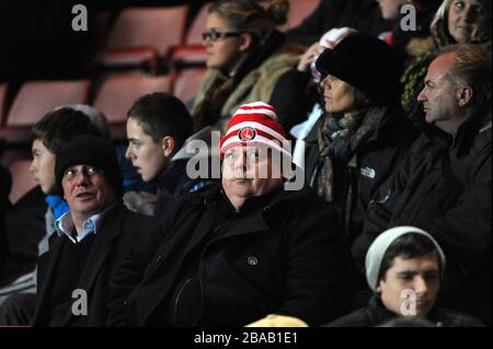 Die Fans von Charton Athletic auf den Tribünen im Valley Stockfoto