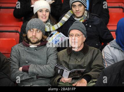 Die Fans von Charton Athletic auf den Tribünen im Valley Stockfoto