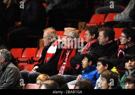 Die Fans von Charton Athletic auf den Tribünen im Valley Stockfoto