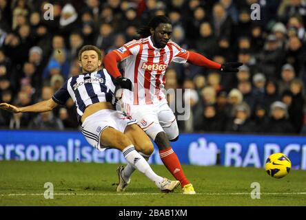 West Bromwich Albions Gareth McAuley greift Kenwyne Jones von Stoke City an Stockfoto