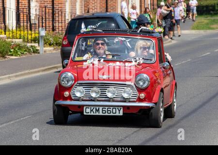 Ungewöhnlich offene rote Mini-Cooper für eine Parade dekoriert Stockfoto