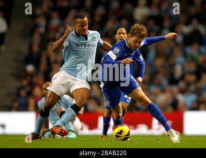 Vincent Kompany (links) von Manchester City und der Nikica Jelavic von Everton kämpfen um den Ball Stockfoto