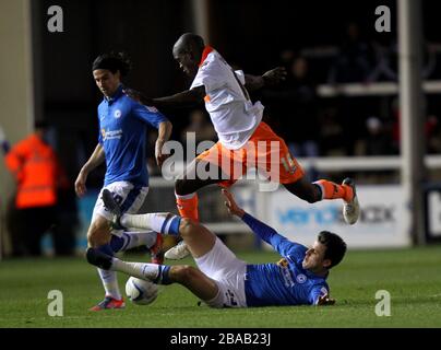 George Thorne von Peterborough United greift den Blackpoolschen Jesaja Osbourne an Stockfoto