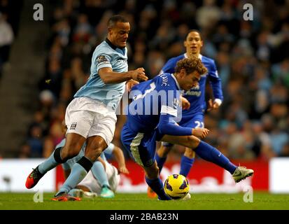 Vincent Kompany (links) von Manchester City und der Nikica Jelavic von Everton kämpfen um den Ball Stockfoto