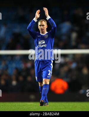 Evertons Tony Hibbert lobt die Fans nach dem Spiel Stockfoto