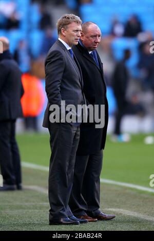 Everton Manager David Moyes (links) und Trainer Andy Holden (rechts) auf der Touchline Stockfoto