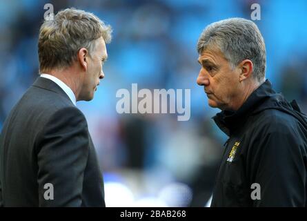 Everton Manager David Moyes (links) spricht vor dem Gamea mit dem Manchester City Assistentenmanager Brian Kidd Stockfoto