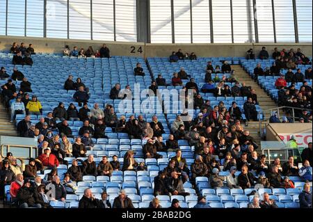 Fans von Coventry City auf den Tribünen in der Ricoh Arena Stockfoto