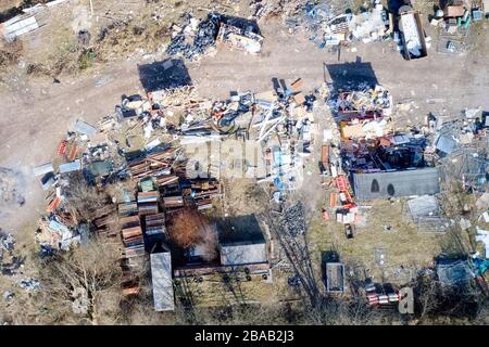 Luftaufnahme der Müllcontainer auf dem Schrottplatz mit Müll und Müll Stockfoto