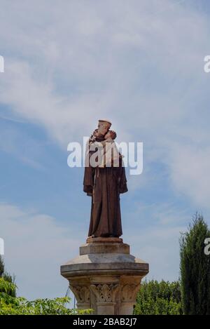 Statue des Heiligen Antonius von Padua, Stift Lérins, Frankreich. Die Stift Lérins ist ein Kloster der Cisterciszis auf der Insel Saint-Honorat, einer der Lérins Islan Stockfoto