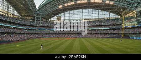 Baseballspiel im Miller Park, Milwaukee, Wisconsin, USA Stockfoto