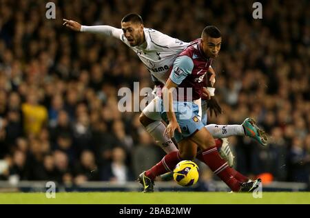 Winston Reid von West Ham United und der Clint Dempsey von Tottenham Hotspur kämpfen um den Ball Stockfoto