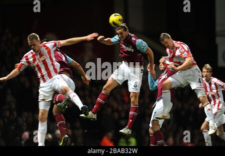 Andy Carroll von West Ham United gewinnt den Ball in der Luft Stockfoto