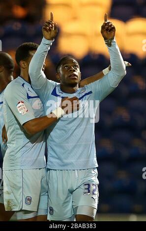 Franck Moussa (rechts) von Coventry City feiert ihr erstes Tor des Spiels Stockfoto