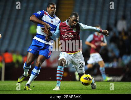 Christian Benteke von Aston Villa (rechts) und Mikele Leigertwood kämpfen um den Ball Stockfoto