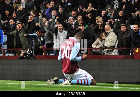 Christian Benteke von Aston Villa feiert vor den Fans das Tor zum Auftakt des Spiels Stockfoto