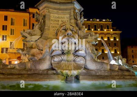 Nachtaufnahmen auf dem Pantheon-Platz. Detail des Springbrunnens der Piazza della Rotonda in Rom, Italien Stockfoto
