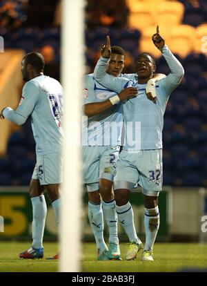 Der aus Coventry City gespielte Franck Moussa (rechts) feiert mit Teamkollege Cyrus Christie ihr erstes Tor Stockfoto