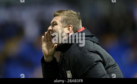 MK Dons Manager Karl Robinson schreit auf seine Spieler Stockfoto