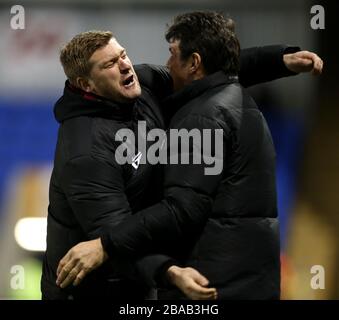 MK Dons Manager Karl Robinson feiert mit Mick Harford nach einem Tor Stockfoto