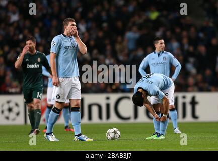 Die Ständerinnen Edin Dzeko und Sergio Aguero von Manchester City wurden nach dem erreichen des ersten Tores des Spiels abgelehnt Stockfoto