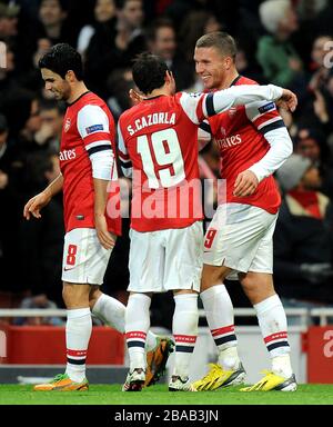 Arsenals Lukas Podolski (rechts) feiert mit den Teamkollegen Santi Cazorla (Mitte) und Mikel Arteta, nachdem er das zweite Tor seiner Mannschaft erzielt hatte Stockfoto