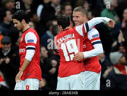 Arsenals Lukas Podolski (rechts) feiert mit den Teamkollegen Santi Cazorla (Mitte) und Mikel Arteta, nachdem er das zweite Tor seiner Mannschaft erzielt hatte Stockfoto