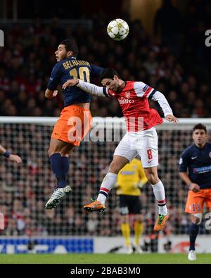 Montpelliers Younes Belhanda (links) und Mikel Arteta von Manchester City kämpfen um den Ball Stockfoto