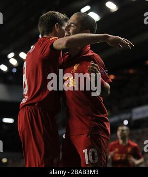 Liverpools Joe Cole (rechts) feiert mit Teamkollege Steven Gerrard (links), nachdem er das zweite Tor seines Teams erzielt hatte Stockfoto