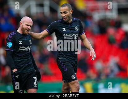 Die Darren Pratley (rechts) von Charlton Athletic und Jonny Williams während des Sky Bet Championship Matches im BET365 Stadium Stockfoto