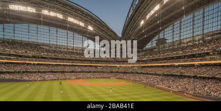 Baseballspiel im Miller Park, Milwaukee, Wisconsin, USA Stockfoto