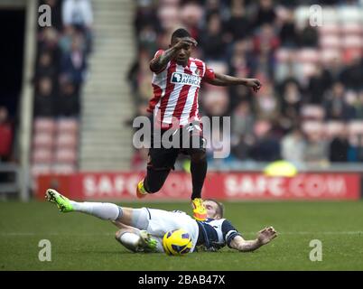 Die Stephane Sessegnon von Sunderland ist eine Herausforderung von Chris Brunt von West Bromwich Albion Stockfoto