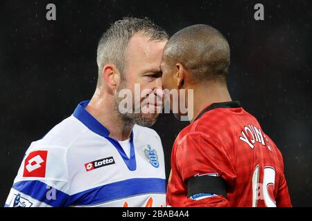 Ashley Young von Manchester United und der Shaun Derry Platz der Queens Park Rangers Stockfoto